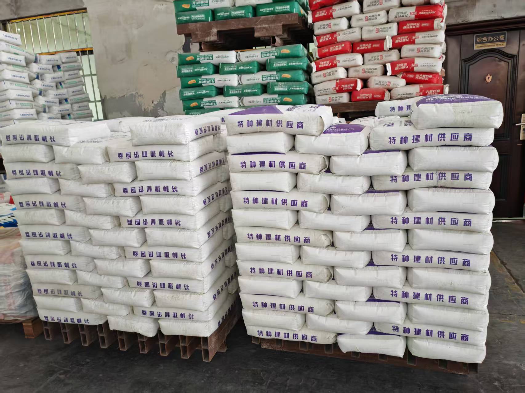 锦屏拱顶带模注浆料