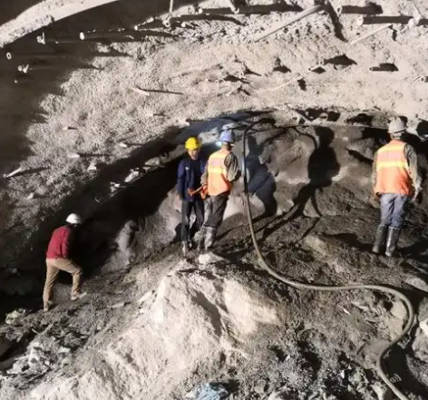 锦屏隧道拱顶带模注浆料，微膨胀注浆料的特点及施工工艺